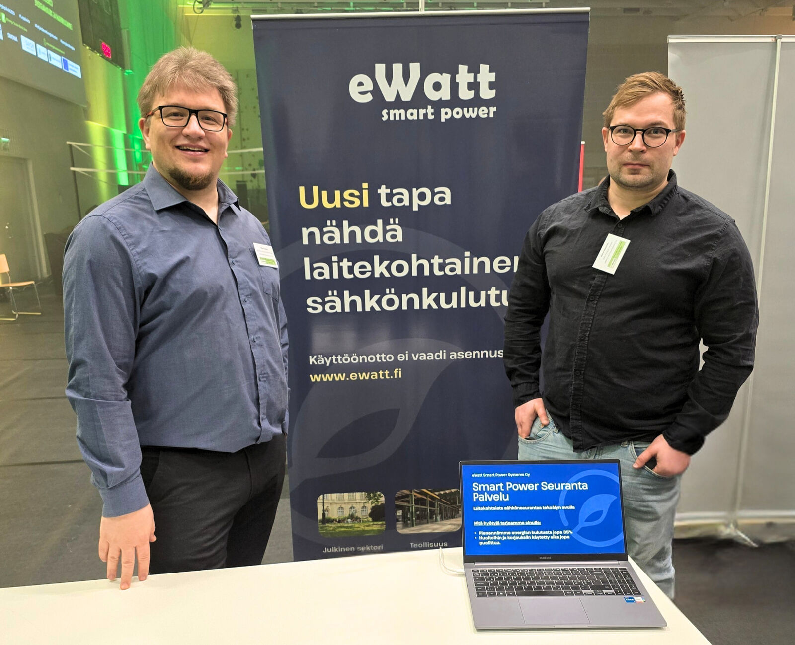 eWatt Savonialla: Timo Saarinen ja Joosu Terhivuo esittelemässä Smart Power -seurantapalvelua.